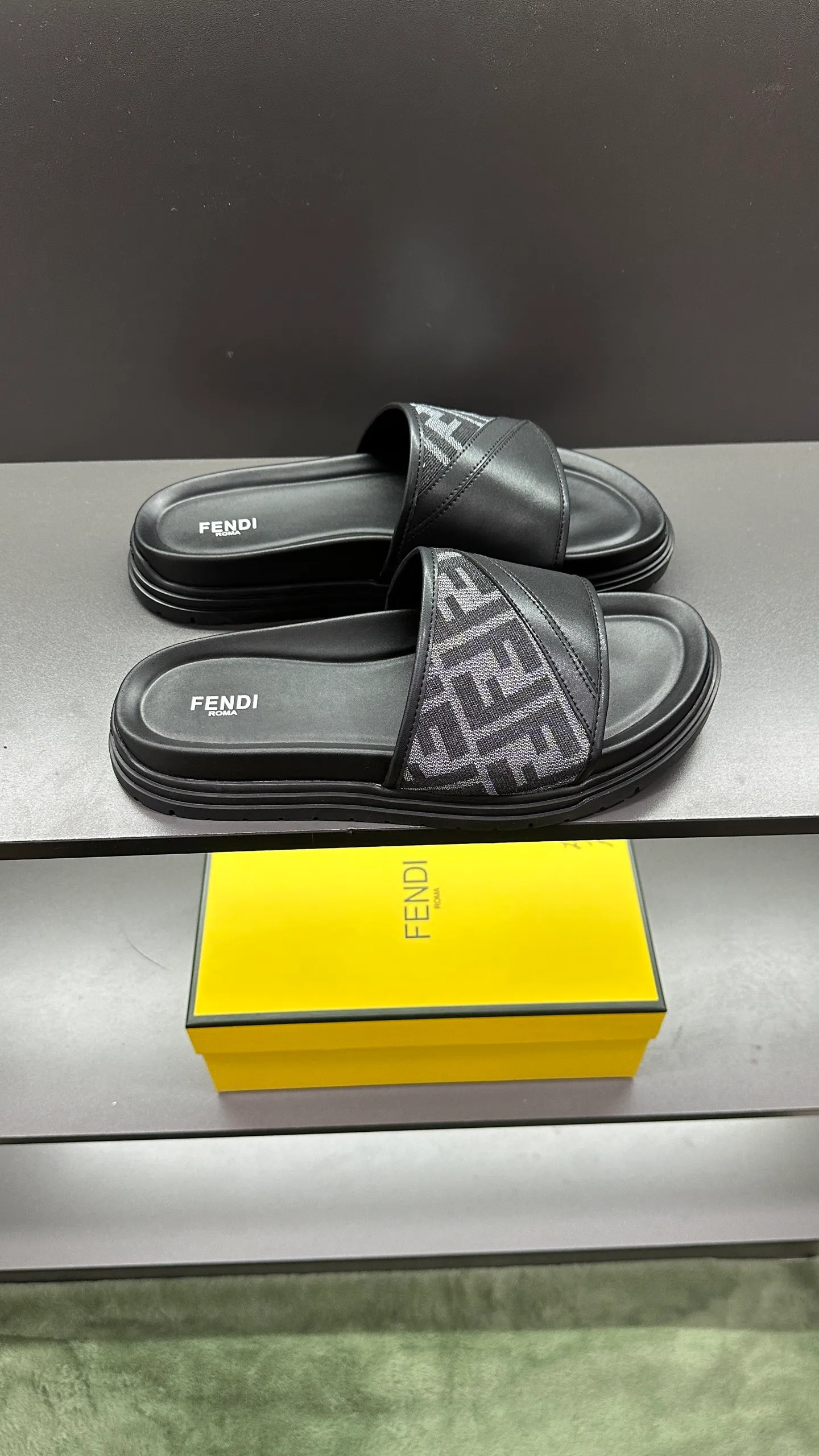 P300 [Fendi Slippers] High-end men's shoes brand, official website 1:1 latest masterpiece: original mold customization, fabrics made of imported original materials, upgraded outsole, lighter and non-slip. The market's top quality, simple yet tasteful, a must-have for fashionistas, fashionable at your feet, full of confidence, the same style at the counter 👍The season of summer slippers is here. Code: 38-45, 46 order
